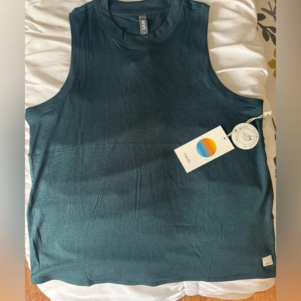 Vuori Energy Tank Top in Moss Heather - Picture 3 of 4